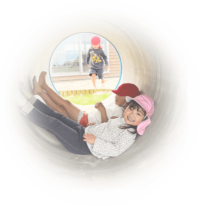 トンネルの遊具で遊ぶ子どもたち