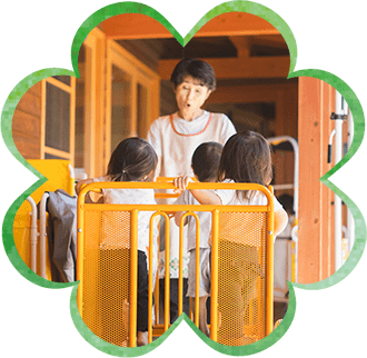 おやつを食べる子どもたち